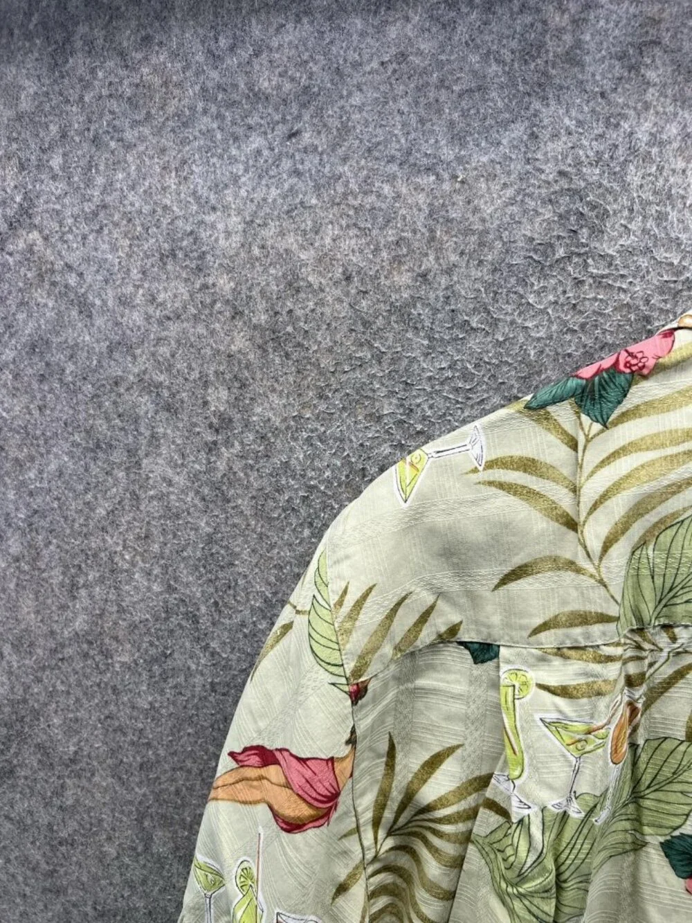 Tommy Bahama Shirt Men Medium Green Silk Hawaiian Pin Up Tropical Camp Print